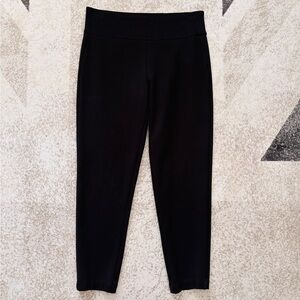 Dynamite Black Fitted Capri pants